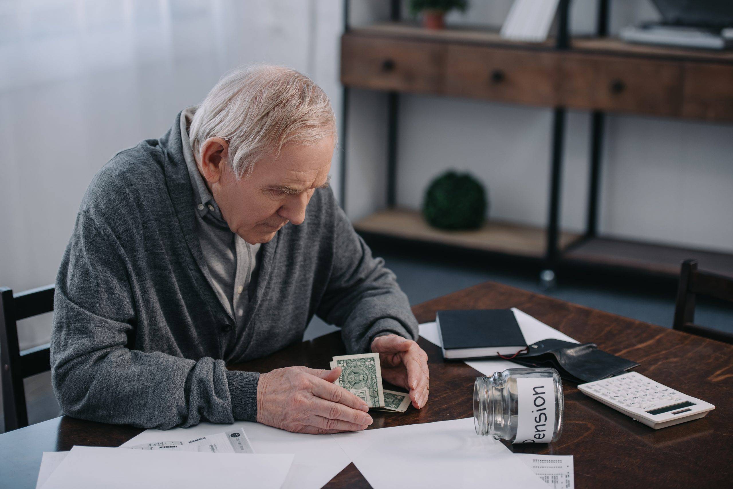 CHP'nin emekli maaşlarının artmasına yönelik mecliste yaptığı eylem gündem olurken,